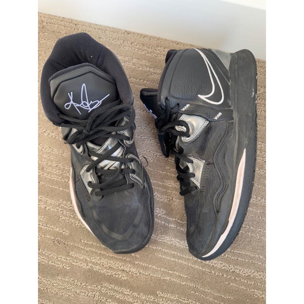 Men's Nike Kyrie Infinity "Metallic Silver" Sneaker in Black